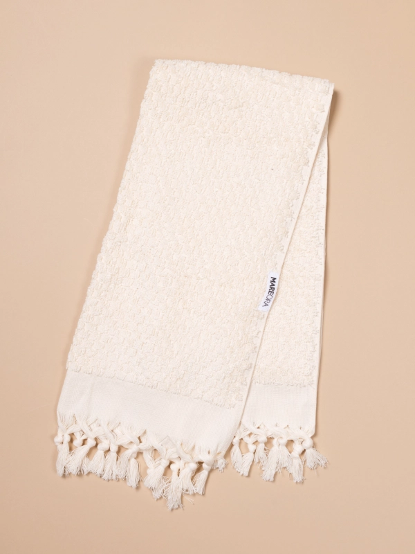 Pom pom bath towel face